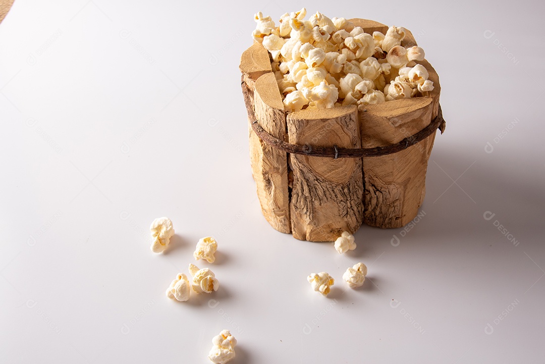 Mesa de madeira com comidas típicas da Festa Junina brasileira. espantalho