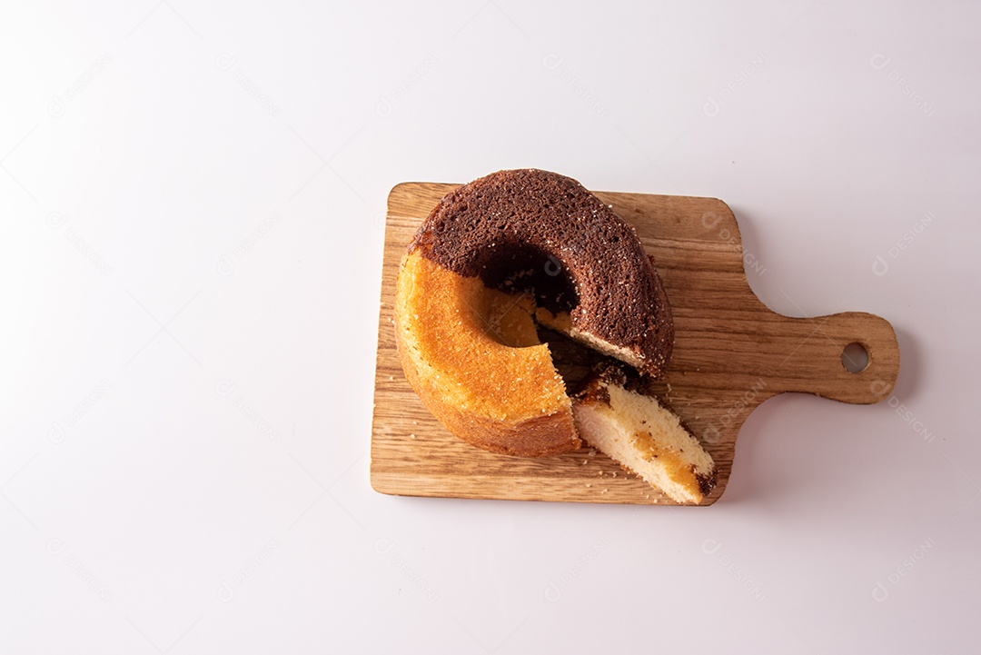 Mesa de madeira com comidas típicas da Festa Junina brasileira. espantalho