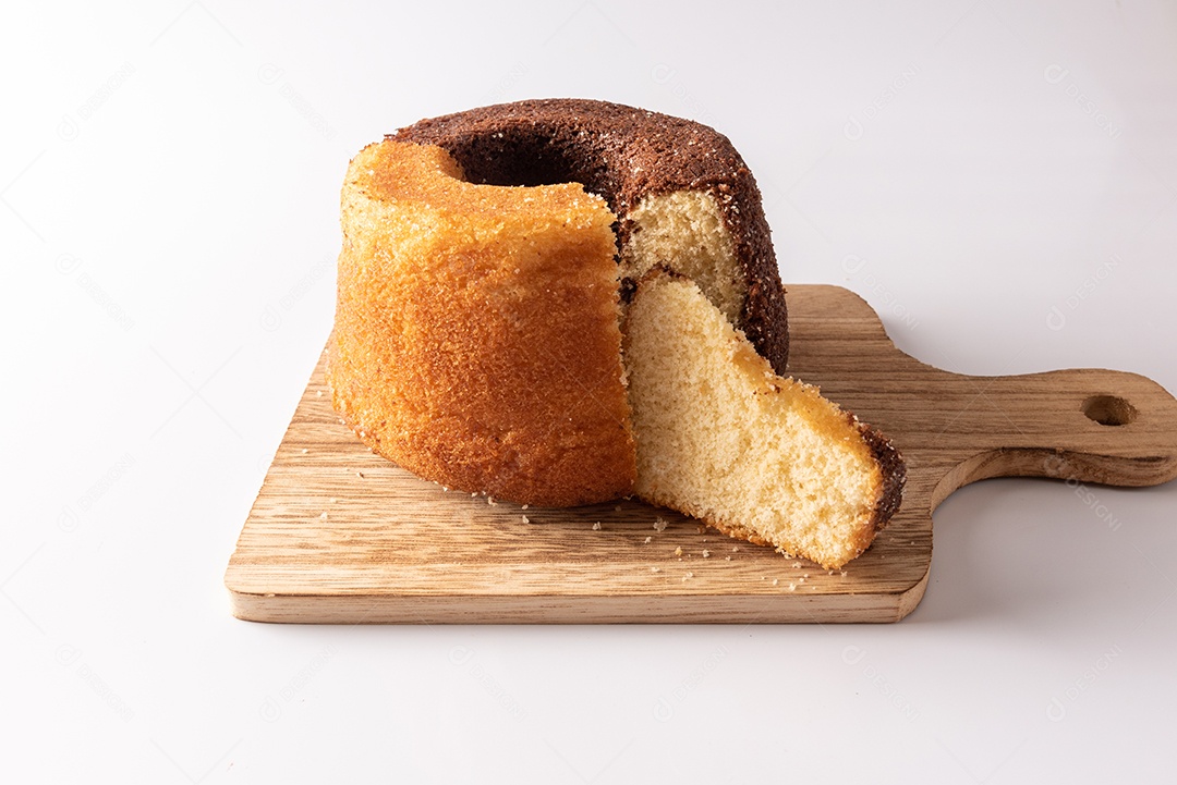 Mesa de madeira com comidas típicas da Festa Junina brasileira. espantalho