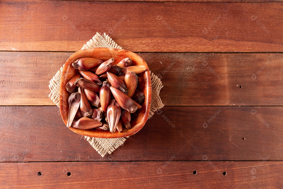 Mesa de madeira com comidas típicas da Festa Junina brasileira. espantalho