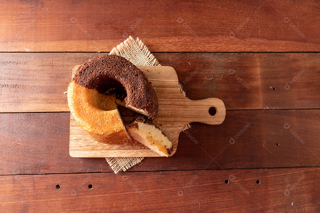 Mesa de madeira com comidas típicas da Festa Junina brasileira. espantalho