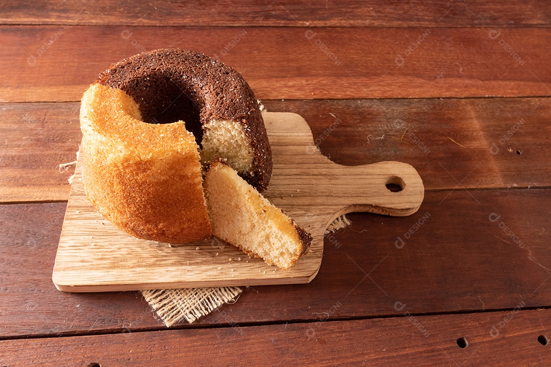 Mesa de madeira com comidas típicas da Festa Junina brasileira. espantalho