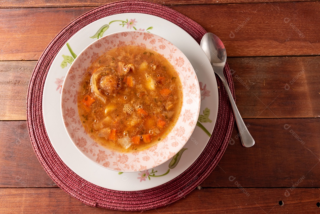 Mocotó Prato brasileiro feito de pés de vaca, com legumes