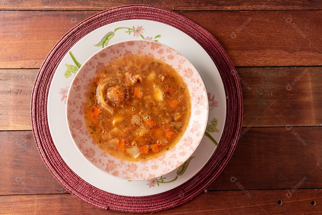 Mocotó Prato brasileiro feito de pés de vaca, com legumes