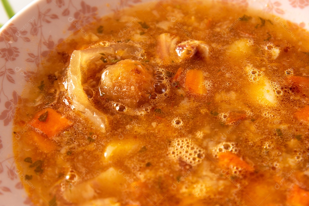 Mocotó Prato brasileiro feito de pés de vaca, com legumes