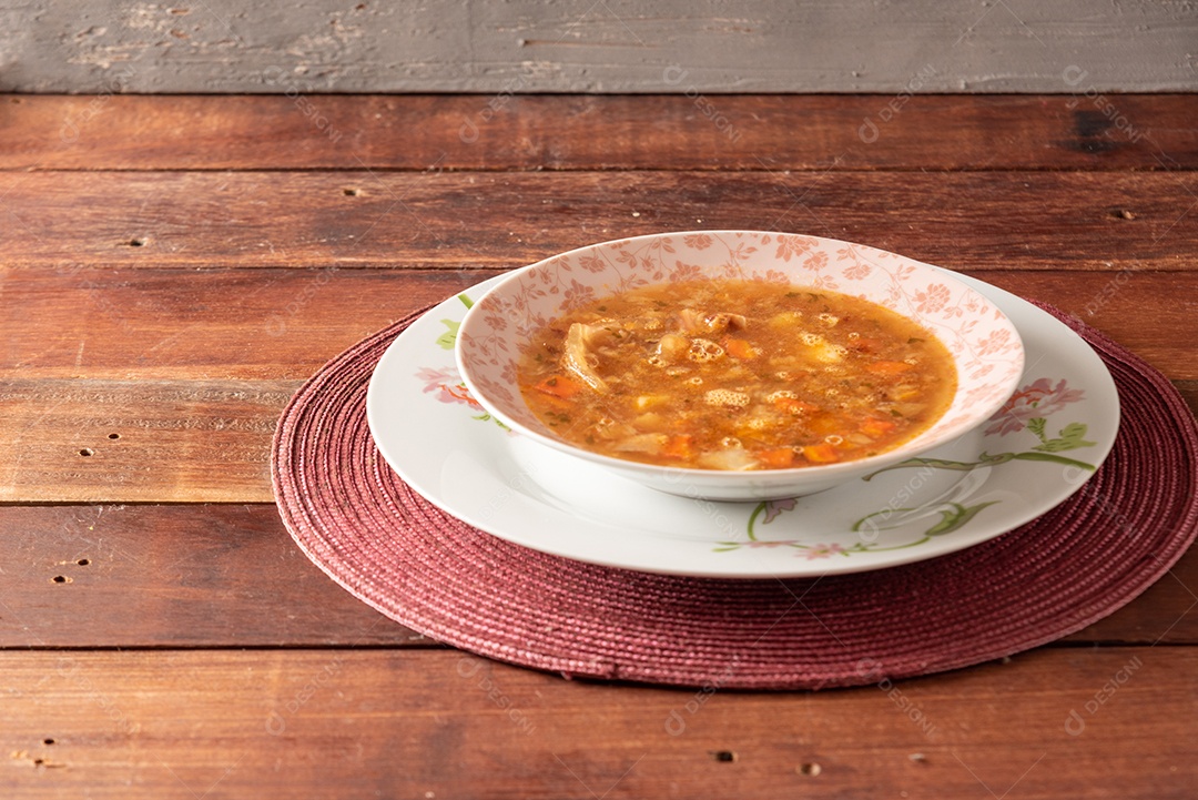 Mocotó Prato brasileiro feito de pés de vaca, com legumes