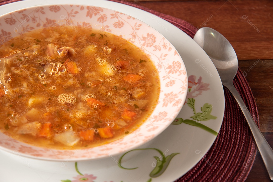 Mocotó Prato brasileiro feito de pés de vaca, com legumes