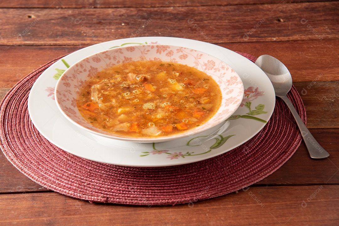 Mocotó Prato brasileiro feito de pés de vaca, com legumes