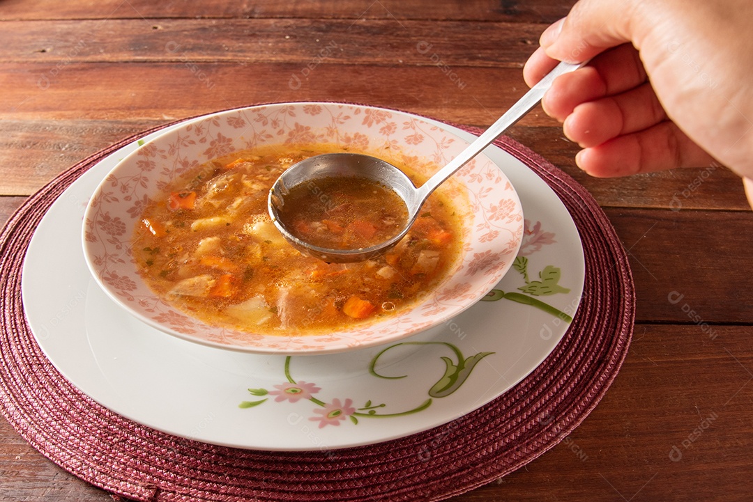 Mocotó Prato brasileiro feito de pés de vaca, com legumes