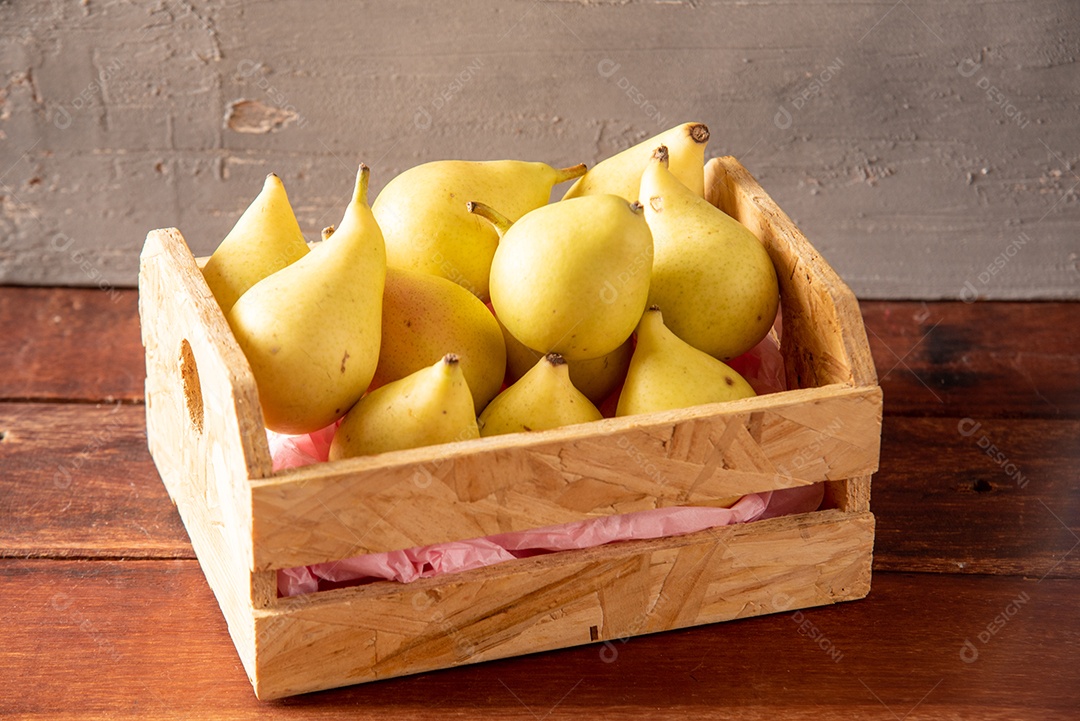 Peras na mesa de madeira em caixa justa