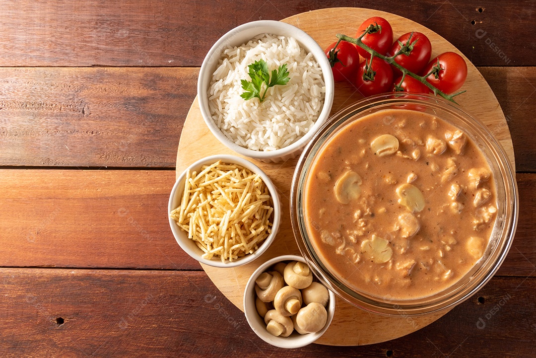 Strogonoff de frango acompanhado de arroz, salada e batata palha.