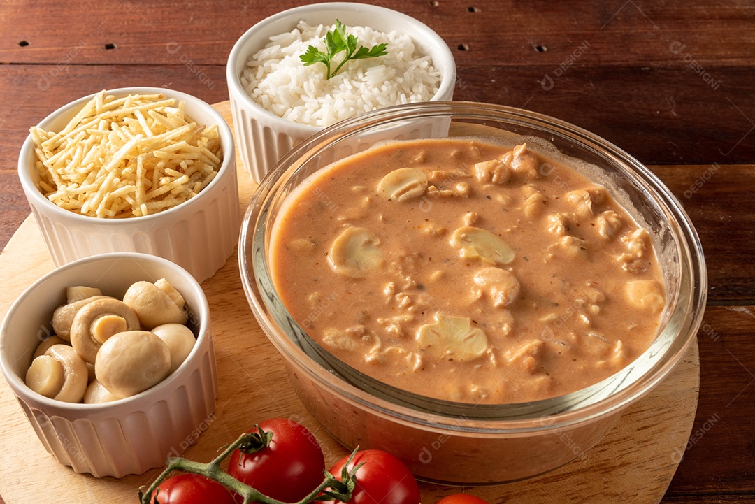 Strogonoff de frango acompanhado de arroz, salada e batata palha.