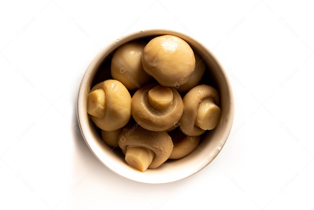 Cogumelos em conserva em pote branco isolado no fundo branco.