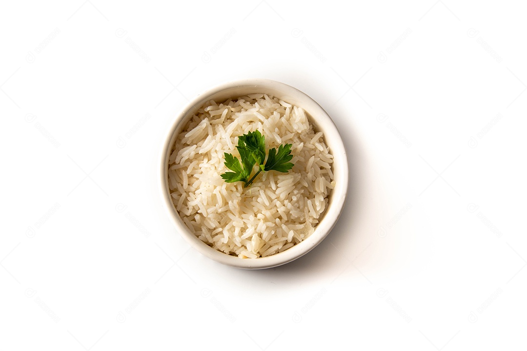 Arroz branco em tigela isolada na vista superior de fundo branco