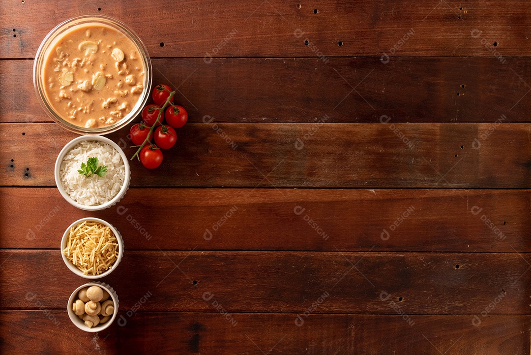 Strogonoff de frango acompanhado de arroz, salada e batata palha.