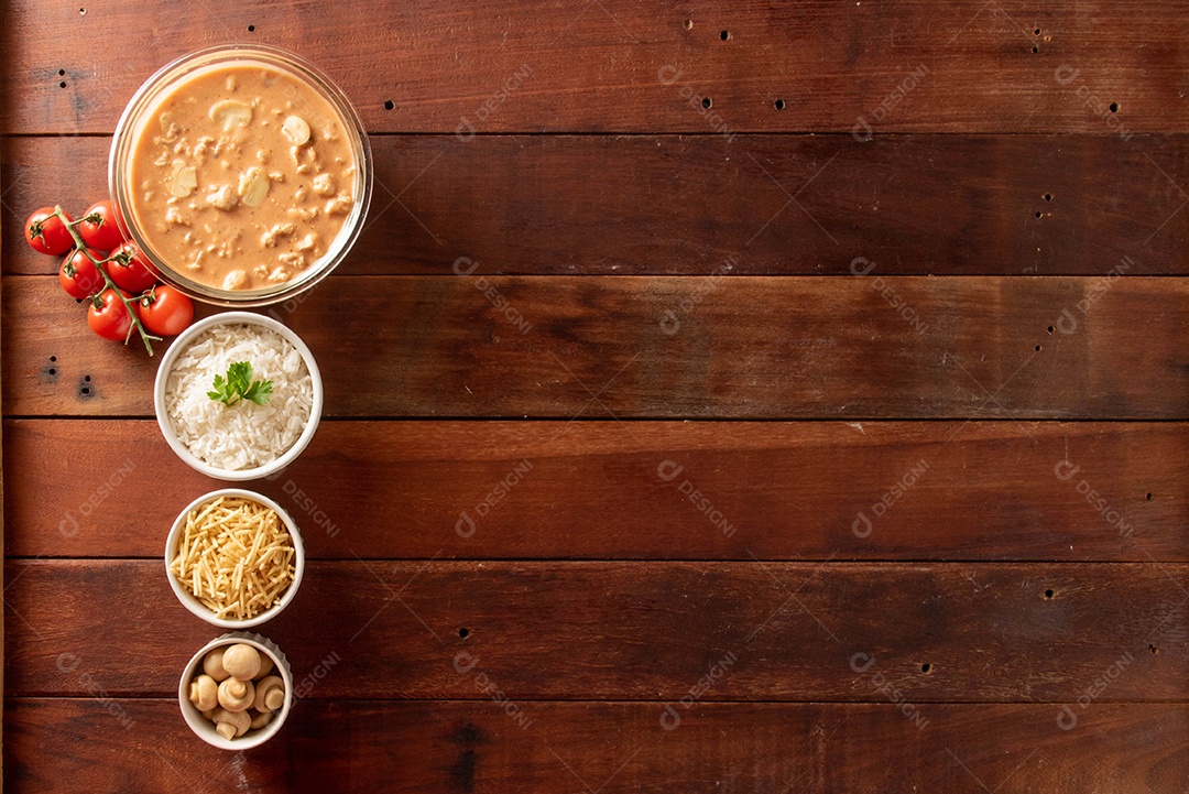 Strogonoff de frango acompanhado de arroz, salada e batata palha.