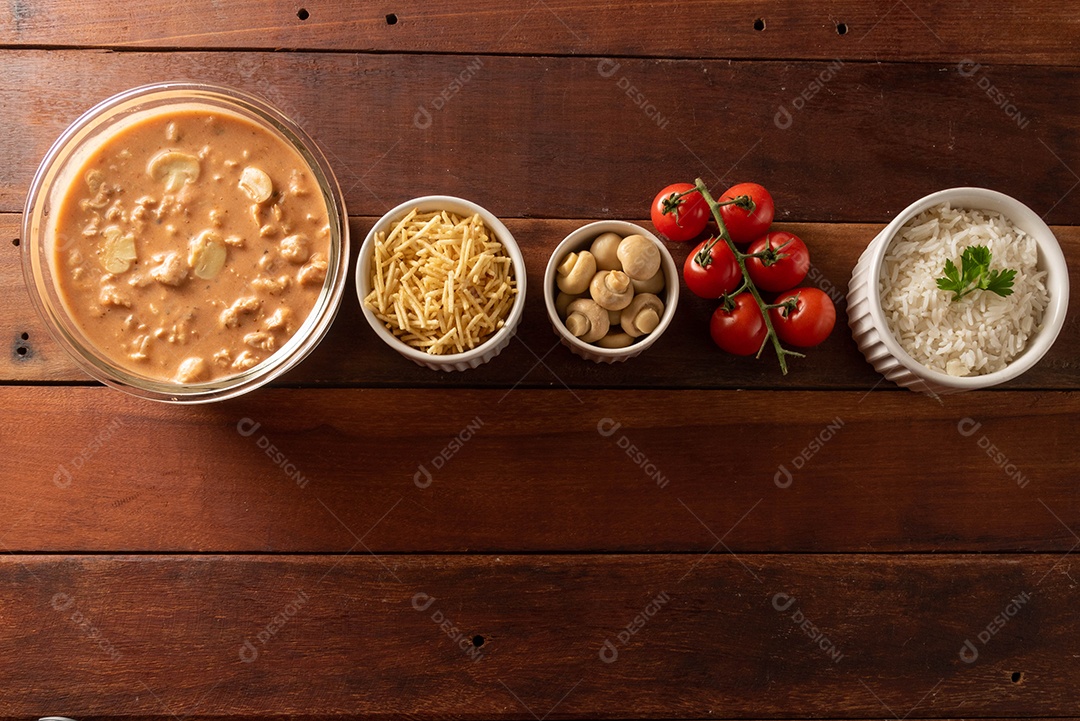 Strogonoff de frango acompanhado de arroz, salada e batata palha.