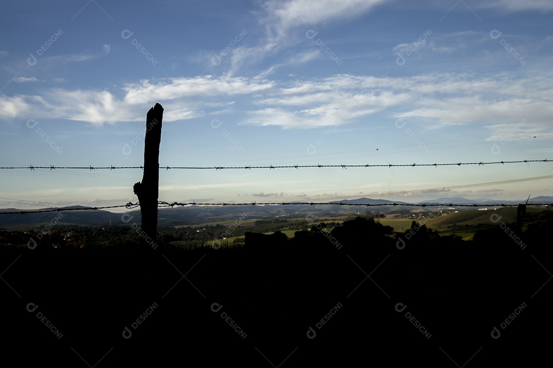 Paisagem de pastagem, planícies com relva, fim de tarde com nuvens.