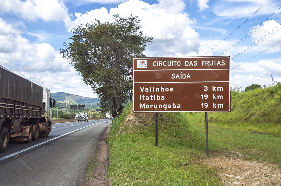 Itatiba-sp,brasil-19 de abril de 2023 Tradução: Circuito das frutas, saída Placa indicativa dos municípios de Itatiba sp Valinhos sp e morungaba sp.