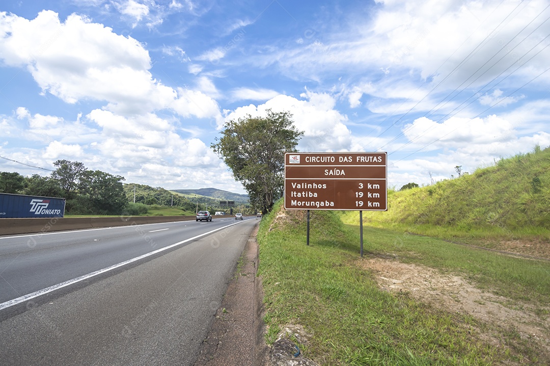Itatiba-sp,brasil-19 de abril de 2023 Tradução: Circuito das frutas, saída Placa indicativa dos municípios de Itatiba sp Valinhos sp e morungaba sp.