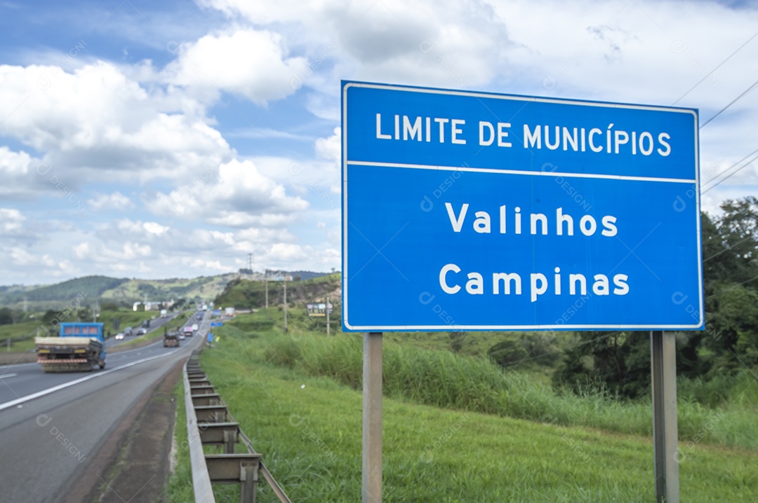Itatiba-sp,brasil-19 de abril de 2023 Tradução: Limite de municípios Placa indicando a divisa entre as cidades de Campinas sp e valinhos sp.