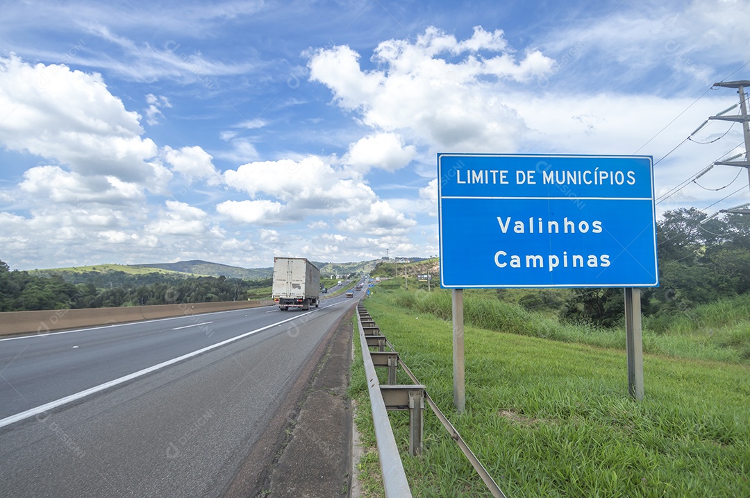 Itatiba-sp,brasil-19 de abril de 2023 Tradução: Limite de municípios Placa indicando a divisa entre as cidades de Campinas sp e valinhos sp.