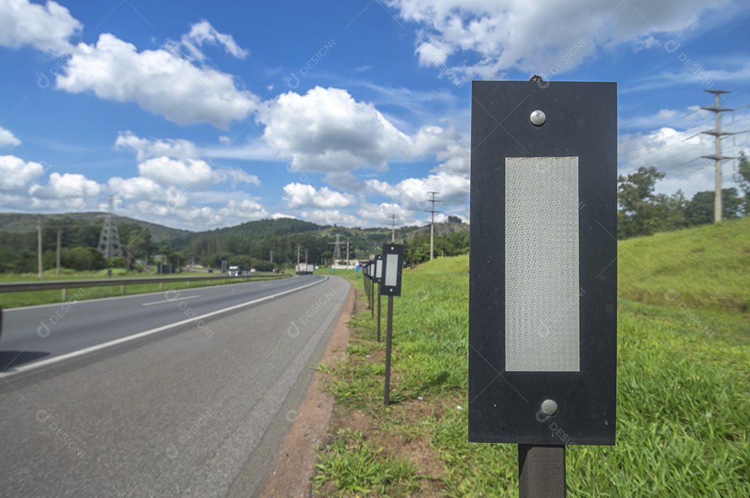 Itatiba-sp,brasil-19 de abril de 2023 Luz refletora em rodovia usada para manter os motoristas esperando sinalizando e refletindo a luz à noite.