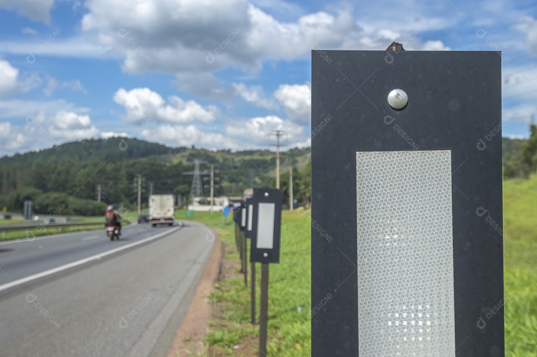 Itatiba-sp,brasil-19 de abril de 2023 Luz refletora em rodovia usada para manter os motoristas esperando sinalizando e refletindo a luz à noite.