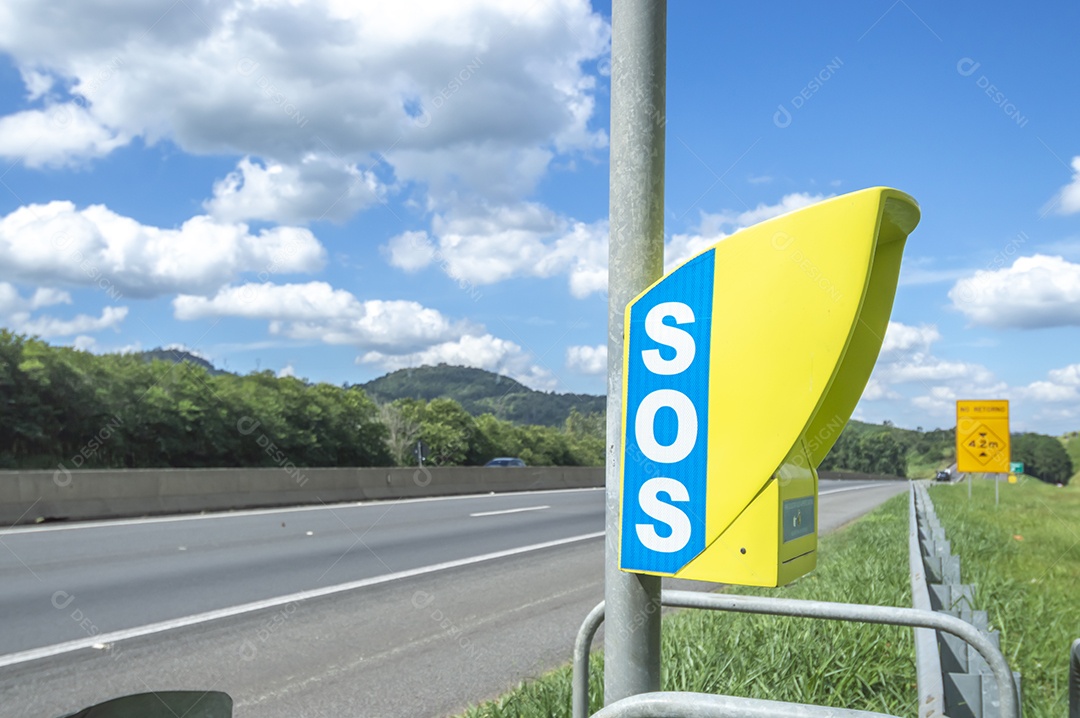 Itatiba-sp,brasil-19 de abril de 2023 Telefone em rodovia usado para emergências com sinal universal de s.o.s.