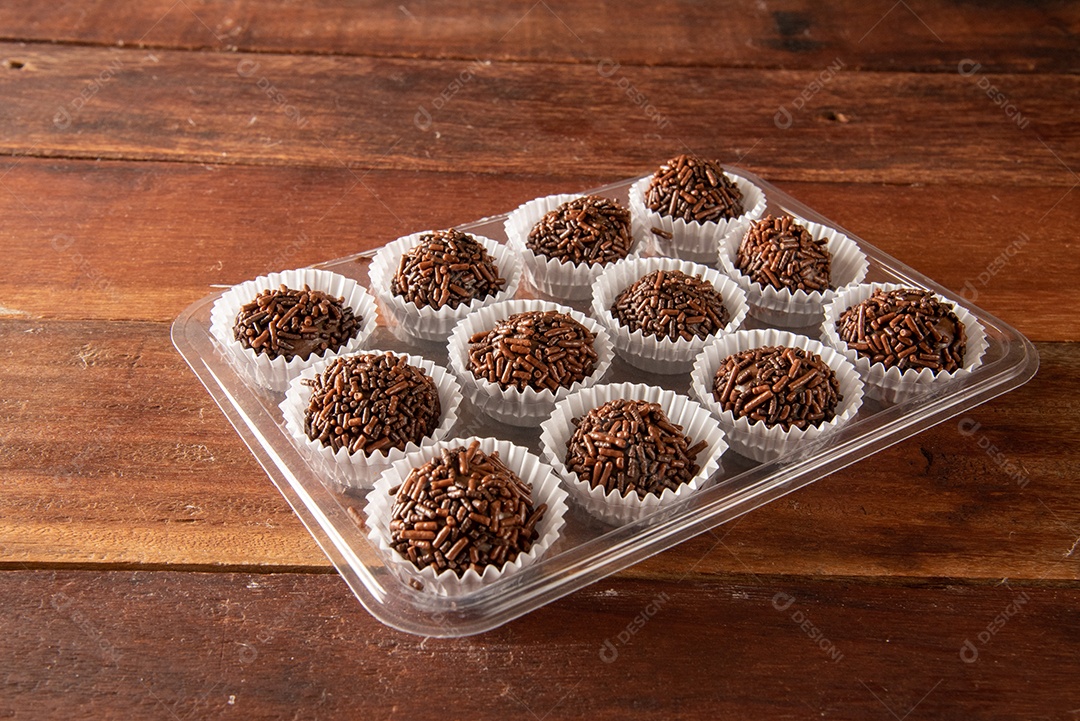 Brigadeiro (Brigadeiro) Doce tradicional brasileiro. Alinhado em uma placa de madeira