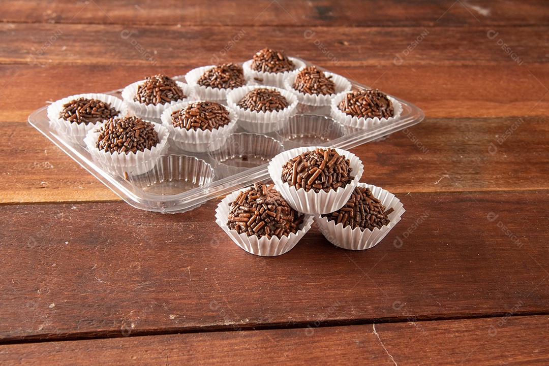 Brigadeiro (Brigadeiro) Doce tradicional brasileiro. Alinhado em uma placa de madeira