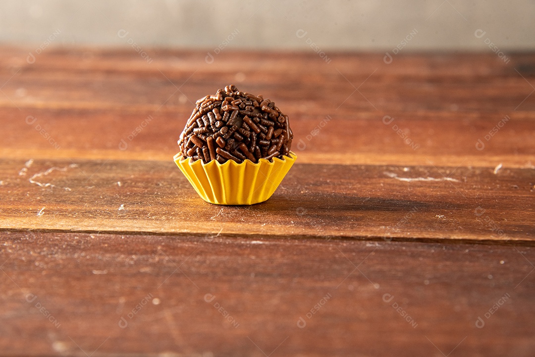 Brigadeiro (Brigadeiro) Doce tradicional brasileiro. Alinhado em uma placa de madeira