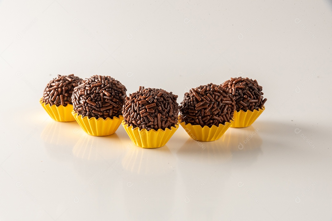 Brigadeiro (Brigadeiro) Doce tradicional brasileiro. Alinhado em uma placa de madeira