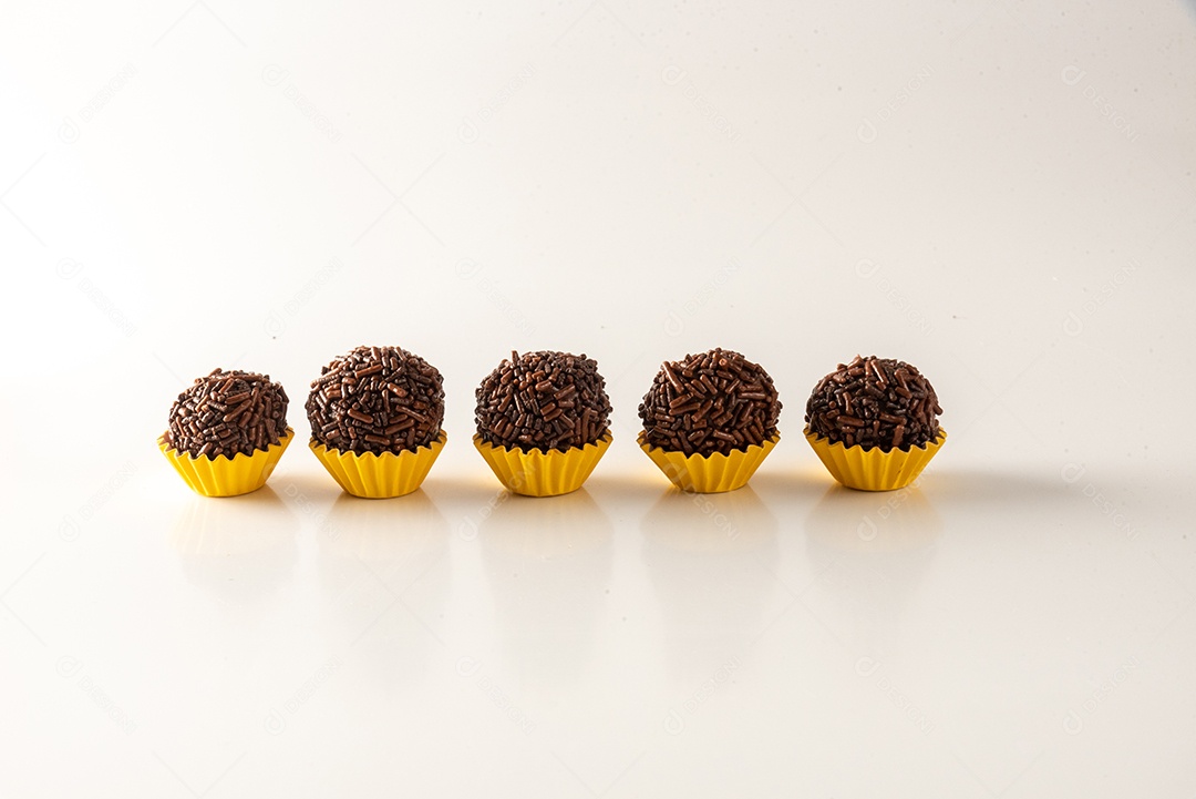 Brigadeiro (Brigadeiro) Doce tradicional brasileiro. Alinhado em uma placa de madeira