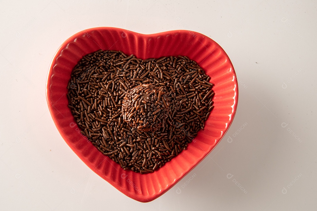 Brigadeiro (Brigadeiro) Doce tradicional brasileiro. Alinhado em uma placa de madeira