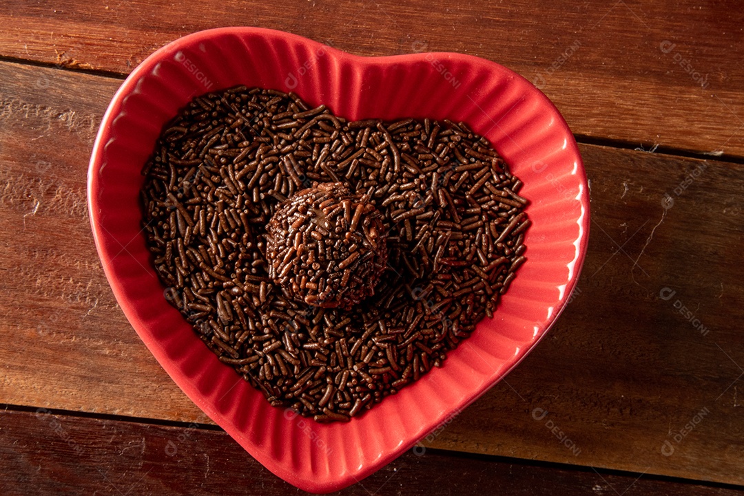 Brigadeiro (Brigadeiro) Doce tradicional brasileiro. Alinhado em uma placa de madeira