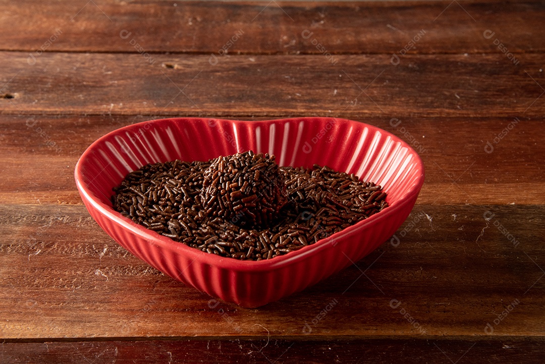 Brigadeiro (Brigadeiro) Doce tradicional brasileiro. Alinhado em uma placa de madeira