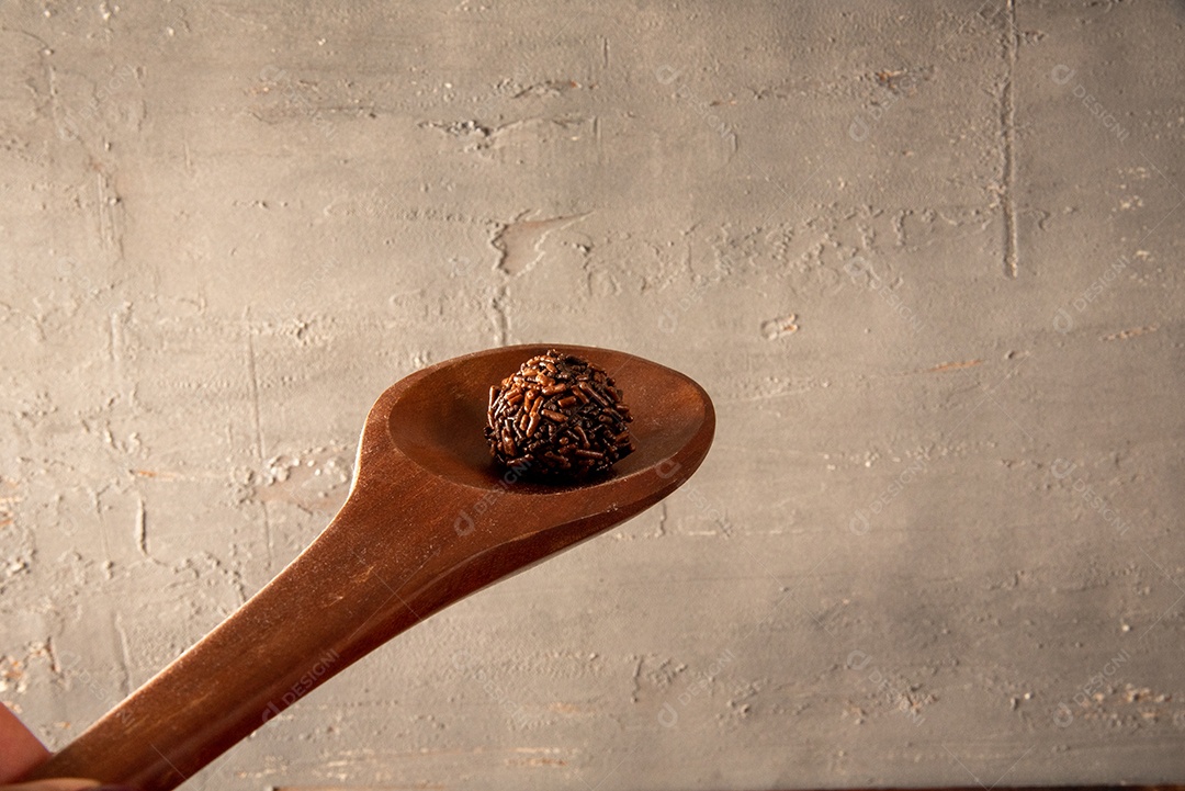 Brigadeiro (Brigadeiro) Doce tradicional brasileiro. Alinhado em uma placa de madeira