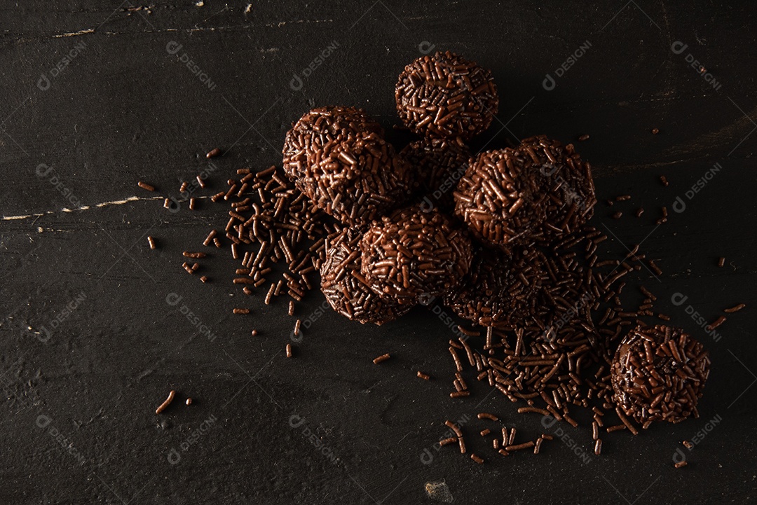 Brigadeiro (Brigadeiro) Doce tradicional brasileiro. Alinhado em uma placa de madeira