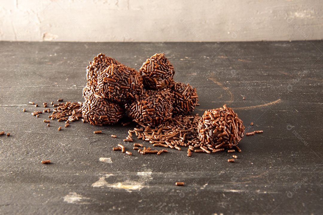 Brigadeiro (Brigadeiro) Doce tradicional brasileiro. Alinhado em uma placa de madeira