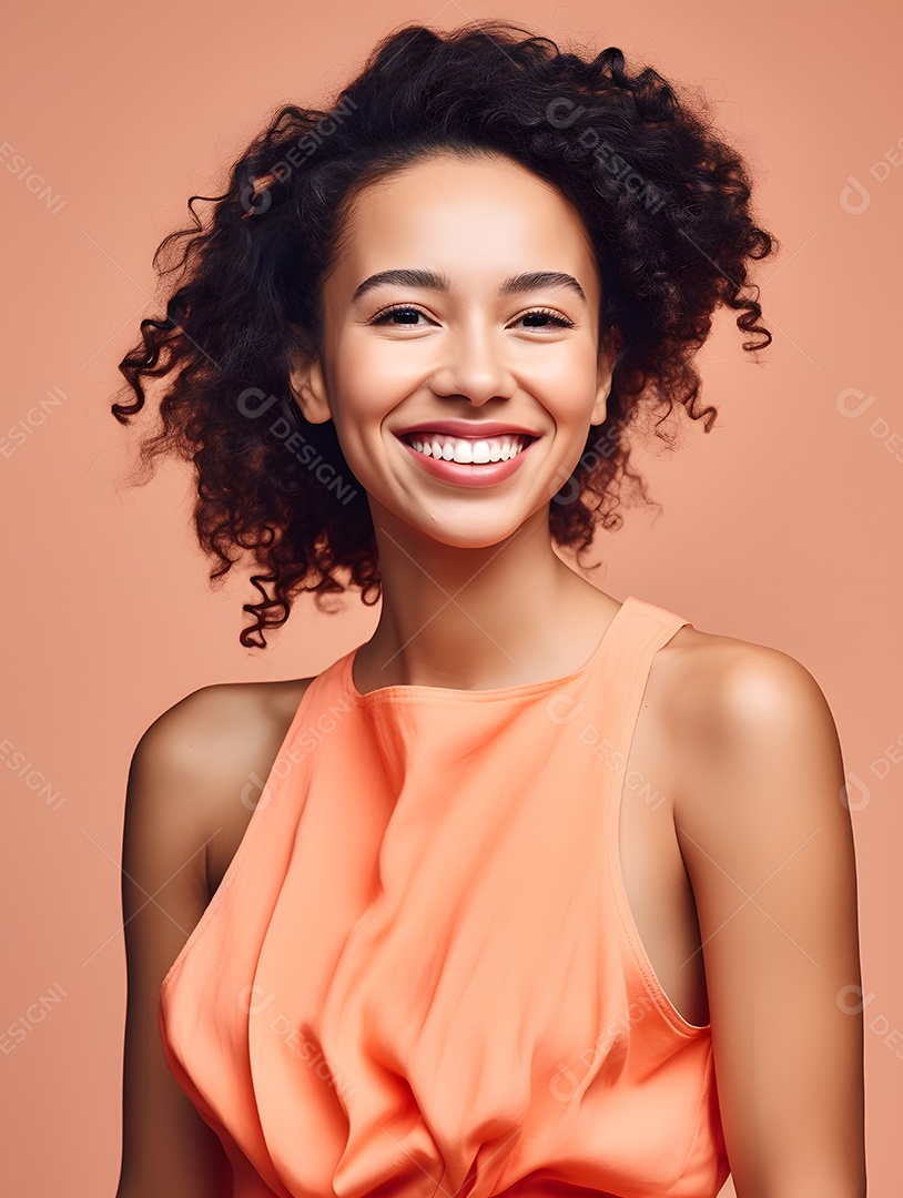 Linda mulher jovem sorridente sobre fundo isolado