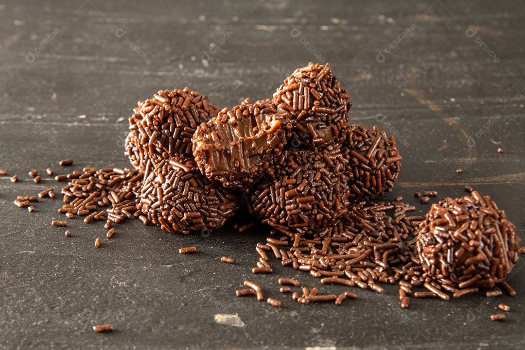 Brigadeiro (Brigadeiro) Doce tradicional brasileiro. Alinhado em uma placa de madeira