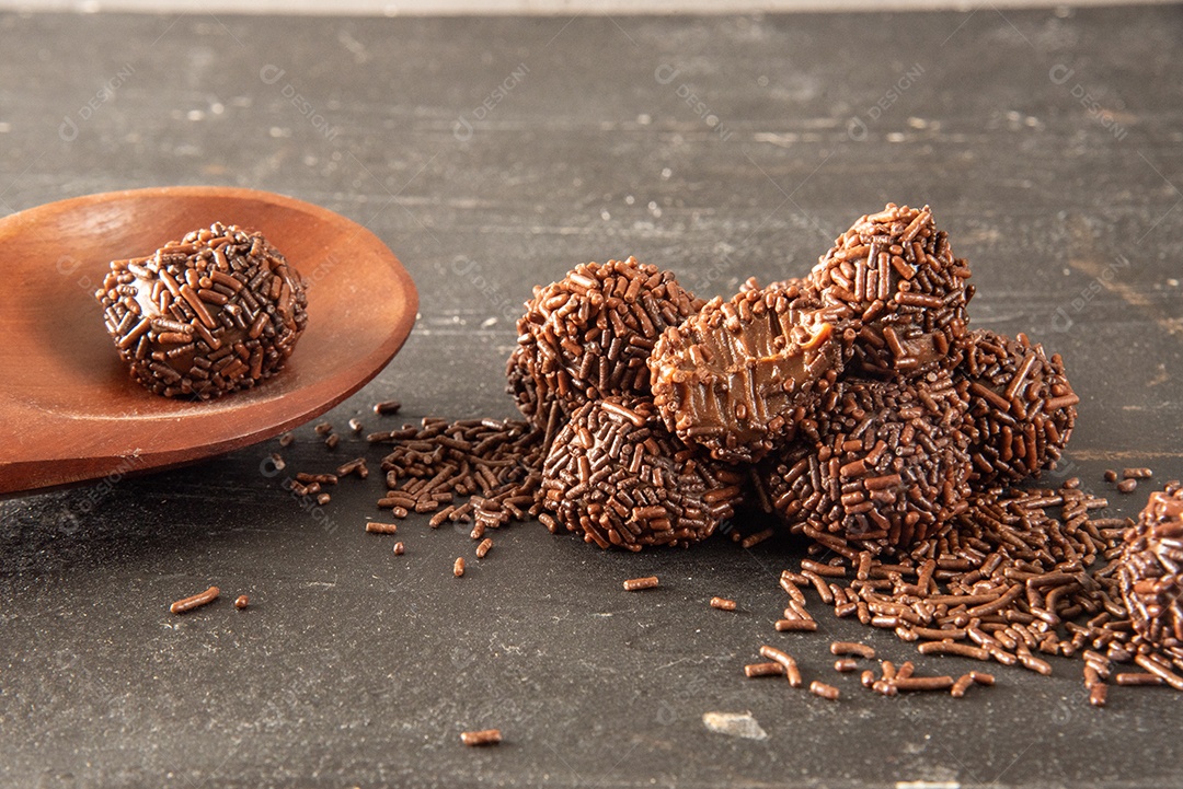 Brigadeiro (Brigadeiro) Doce tradicional brasileiro. Alinhado em uma placa de madeira