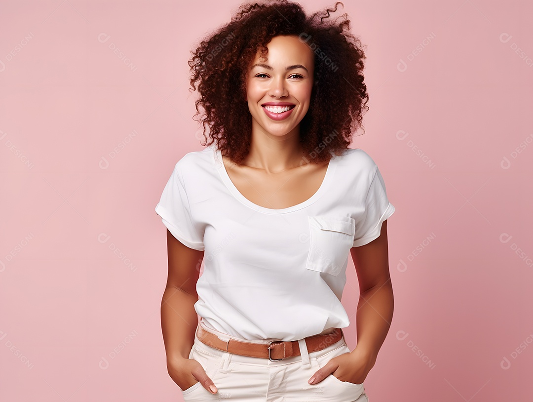 Linda mulher jovem sorridente sobre fundo isolado