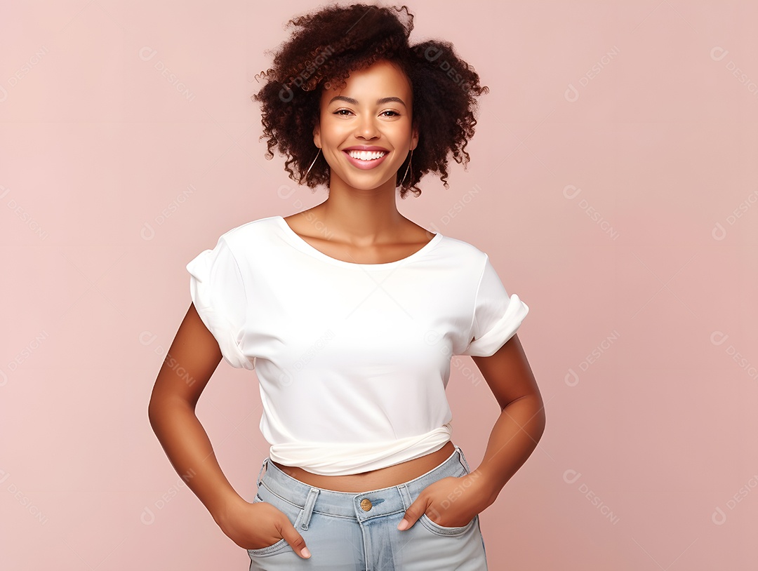 Linda mulher jovem sorridente sobre fundo isolado