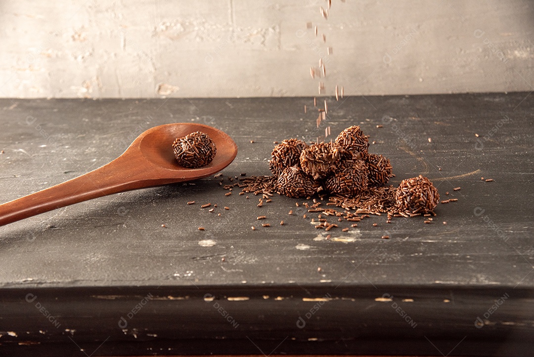 Brigadeiro (Brigadeiro) Doce tradicional brasileiro. Alinhado em uma placa de madeira