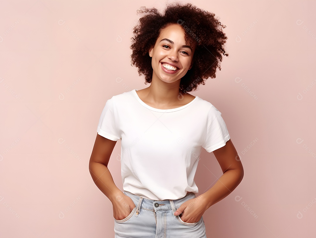 Linda mulher jovem sorridente sobre fundo isolado