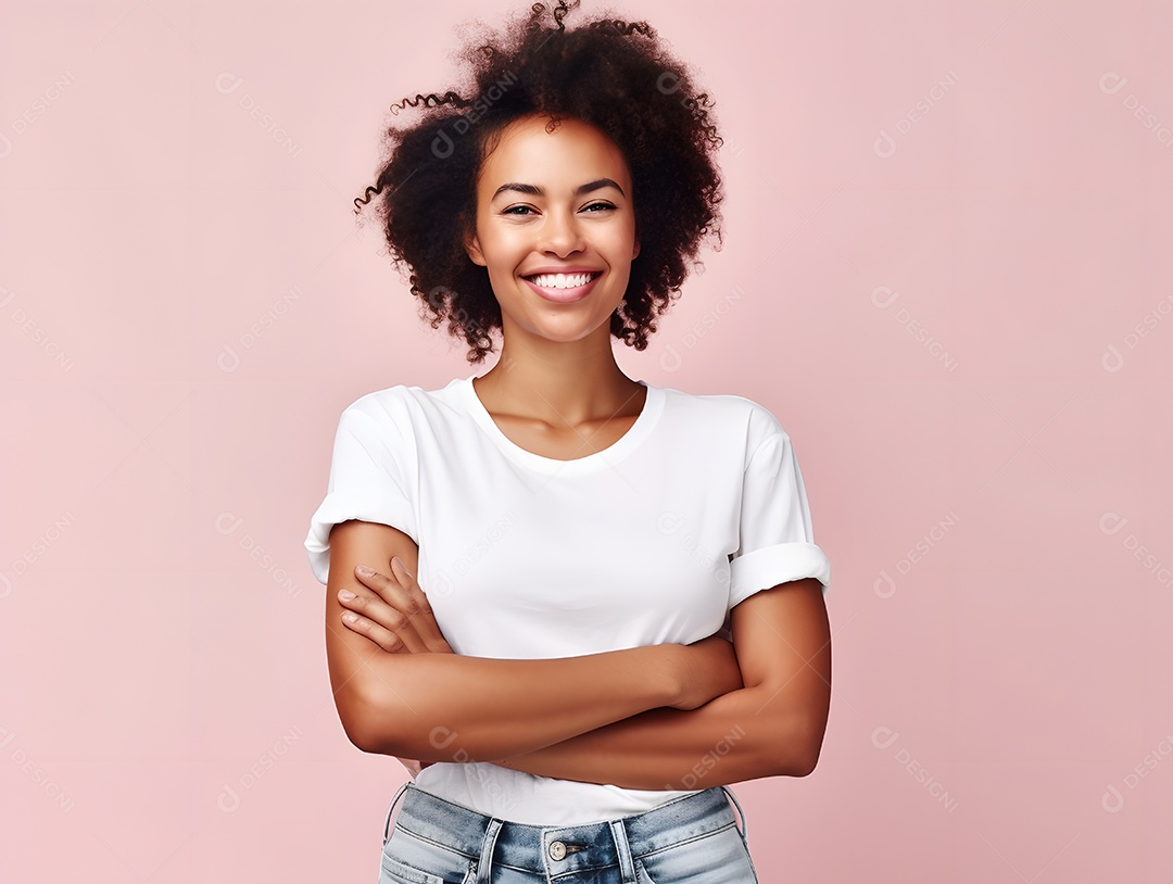 Linda mulher jovem sorridente sobre fundo isolado