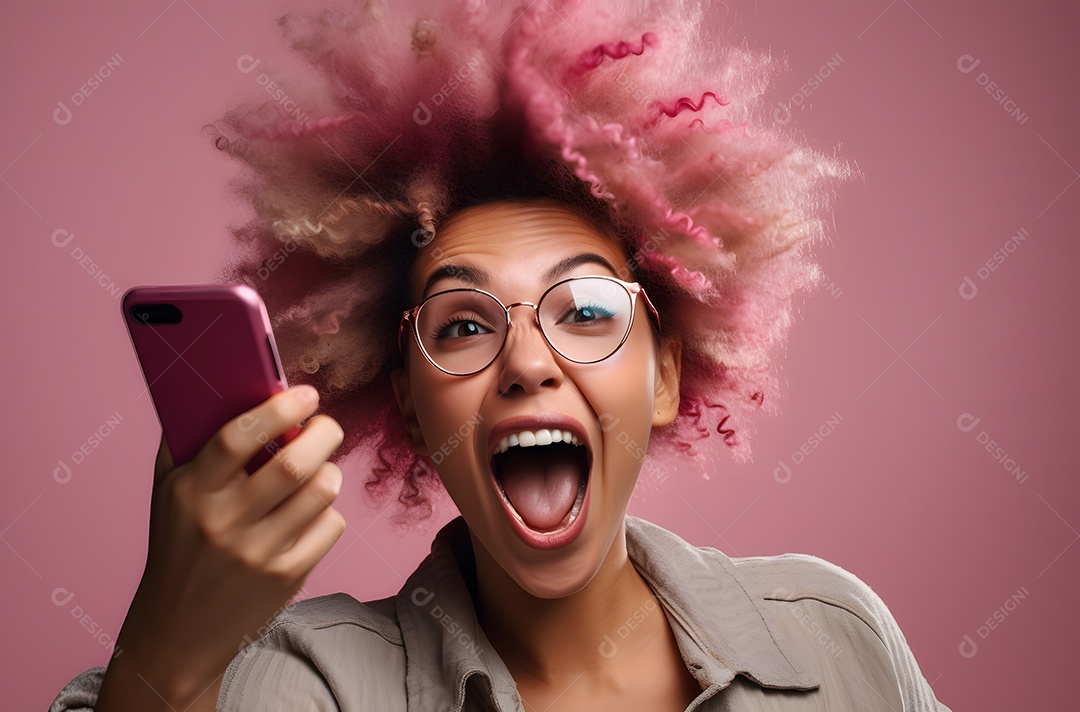 Linda mulher jovem segurando celular smartphone