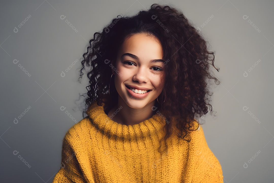 Linda mulher jovem sorridente sobre fundo isolado